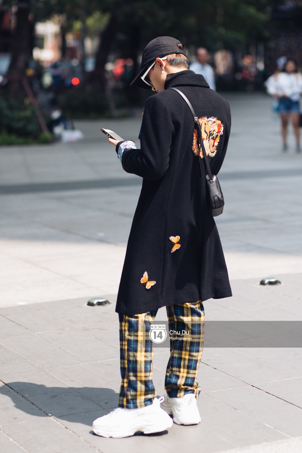 Street style VIFW ngày 2: Đồ lưới, shorts, giày cao gót được... phái nam tận dụng triệt để